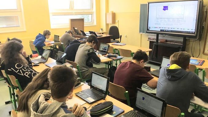 Deváťáci v klatovské ZŠ Tolstého při hodině zeměpisu.