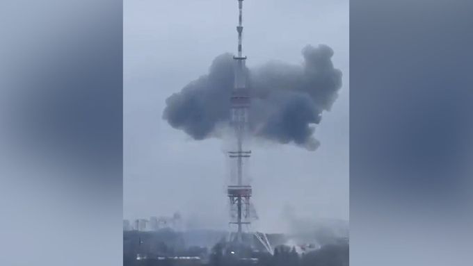 Ruské síly zaútočily na televizní věž v ukrajinském hlavním městě Kyjevě.