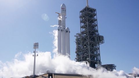 To je pořádný rachot. SpaceX testovala start nové rakety Falcon Heavy