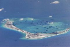 Čína ignoruje rozhodnutí soudu. V Jihočínském moři chystá vojenské manévry
