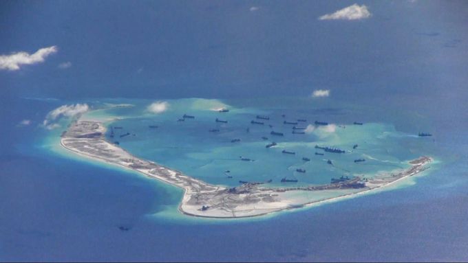 Sporné území Spratlyho ostrovů v Jihočínském moři. Podle USA snímek zachycuje čínská plavidla bagrující v okolí jednoho z útesů.