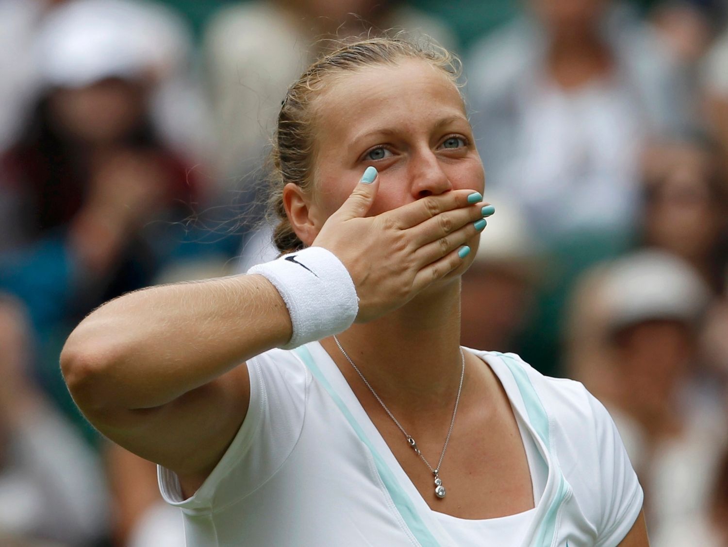 Česká tenistka Petra Kvitová děkuje fanouškům v 1. kole Wimbledonu 2012.