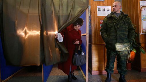 Východ Ukrajiny volí šéfy a parlament svých samozvaných lidových republik. Kyjev volby považuje za nezákonné.