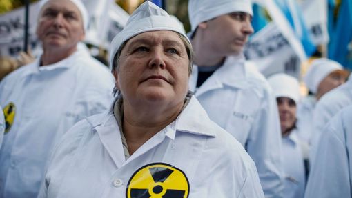 Pracovníci jaderné elektrárny Černobyl během demonstrace v Kyjevě. Odboráři vyšli do ulic, aby dali najevo svoji nespokojenost s rozpočtovými škrty.