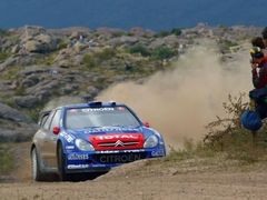 Sebastien Loeb s Citroenem Xsara WRC během rychlostní zkoušky Capilla 2 v Cordobě.