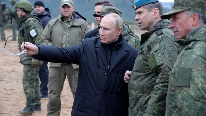Ruský prezident Vladimir Putin na inspekci vojenského výcvikového tábora.