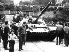 Tank v obležení obyvatel Liberce