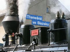 Parní lokomotiva Resita vyráží po úzkých kolejích do Osoblahy