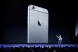 Též šéf marketingu Apple Phil Schiller představuje iPhone 6.