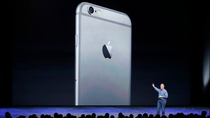 Marketingový viceprezident firmy Apple Phil Schiller představil nový iPhone 6.
