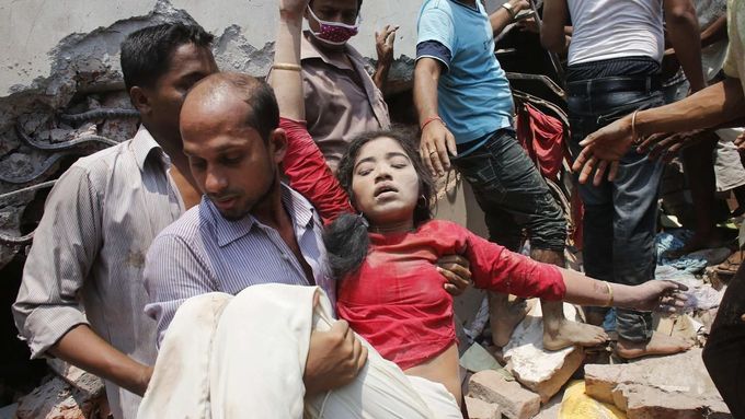 Záběr z dubnového neštěstí v Dháce.