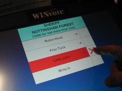 Volební přístroj s dotykovou obrazovkou se uplatní při prezidentských volbách, ale používá se i pro volby místní - v daném případě při volbě šerifa v Arlingtonském okrese v americkém státě Virginia.