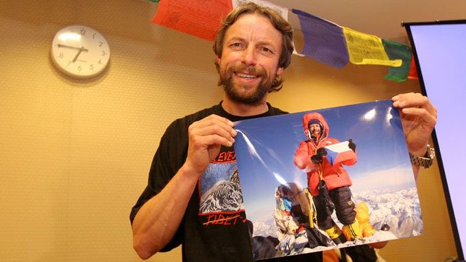 Pavel Bém ukazuje fotku z Everestu.
