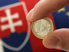 Slovenský ministr financí Ján Počiatek drží slovenské euro
