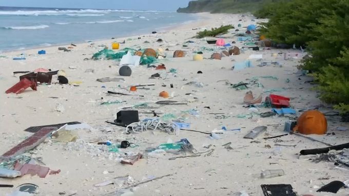 Oceán vyplavil tuny odpadu na pláže korálového ostrova