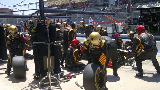 Romain Grosjean s Lotusem mení ve Valencii pneumatiky.