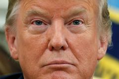 Horor v Bílém domě. Amerika pátrá, kdo je tajemná tvář odporu vůči Trumpovi