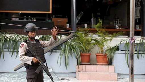 Indonéský policista u kavárny zničené výbuchem.