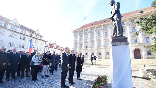 Ministři ČSSD Tomáš Petříček, Jan Hamáček a Jana Maláčová před Černínským palácem.