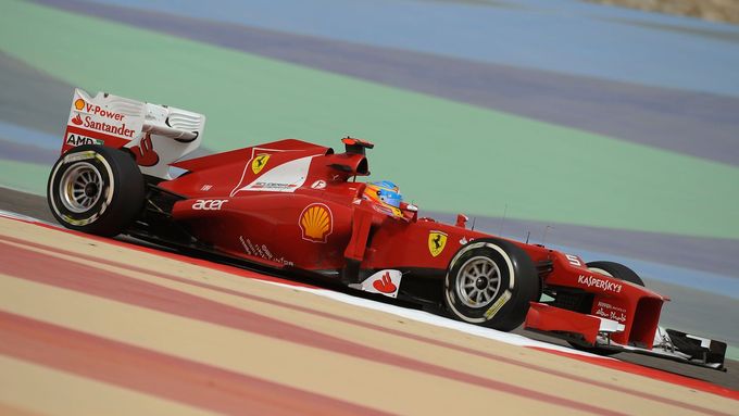 Projeďte se po pouštním okruhu s Fernandem Alonsem a jeho Ferrari.