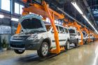 Výroba aut v ruské automobilce AvtoVaz.