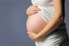 Žena v práci zatajila, že je těhotná. Policie jí obvinila