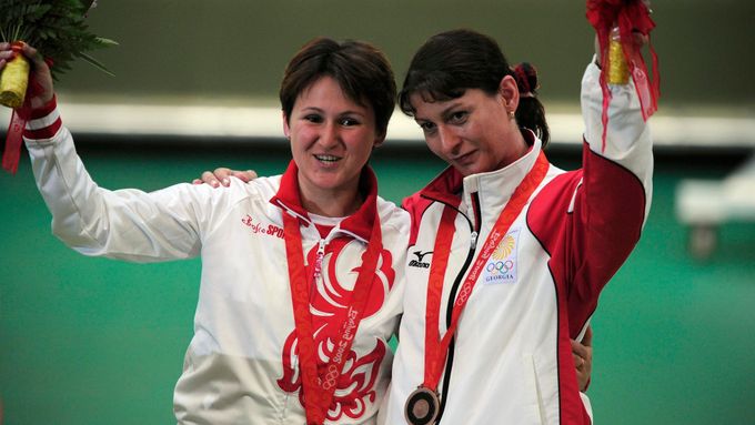 Stříbrná Ruska Natalia Paderinovou (vlevo) se po závodě ve vzduchové pistoli objímá s bronzovou Gruzínkou Nino Salukdvadzeovou.