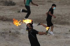 Policie potlačila demonstraci v Bahrajnu. Jeden člověk zemřel, desítky zraněných
