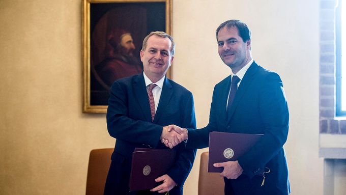 Rektor Karlovy univerzity Tomáš Zima po podpisu partnerské smlouvy se společností Home Credit International na konci září.
