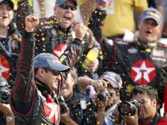 Kolumbijec Juan Pablo Montoya se raduje ze svého prvního vítězství v sérii NASCAR, kterého dosáhl v Mexico City.