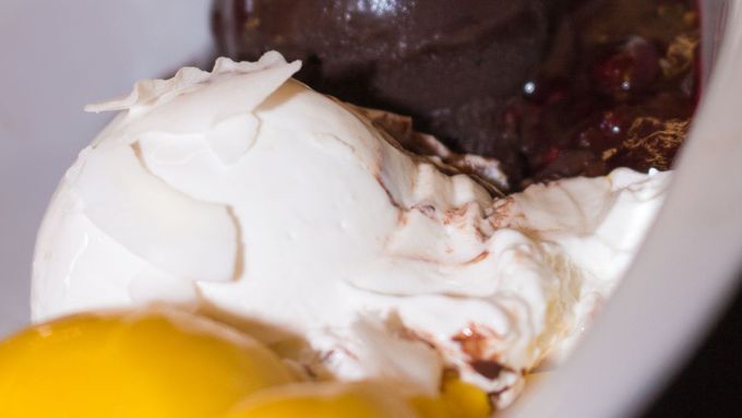 V pražské kavárně Cacao připravují kromě vlastních dortů i 24 druhů zmrzliny. Naší kameře ukázali přípravu mangové, čokoládové a dvou jogurtových.