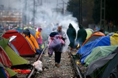 Řecko příští týden přemístí od hranice 12 tisíc běženců. Nechce použít násilí