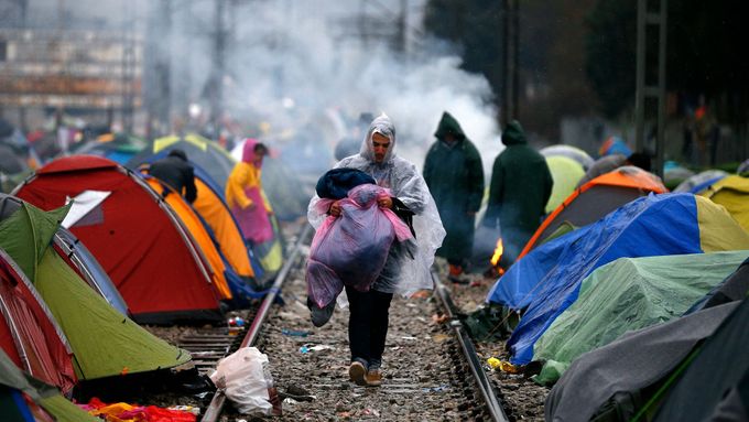 Tábor u kolejí na řecko-makedonské hranici.