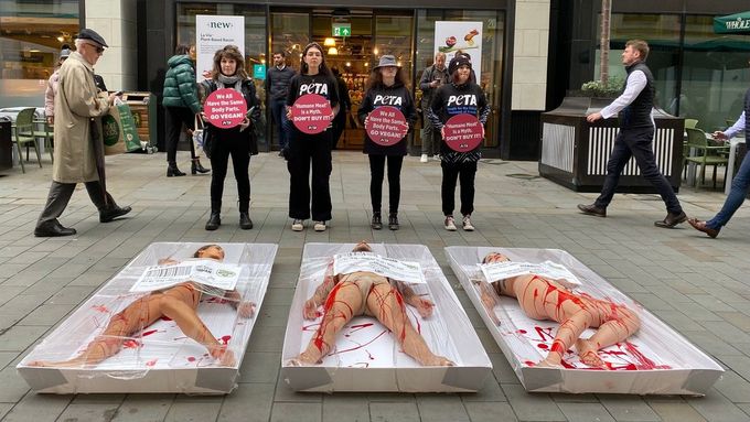 Londýnské náměstí Picadilly Circus při příležitosti Světového dne veganství zaplnila zakrvácená lidská těla pokrytá celofánovou fólií.