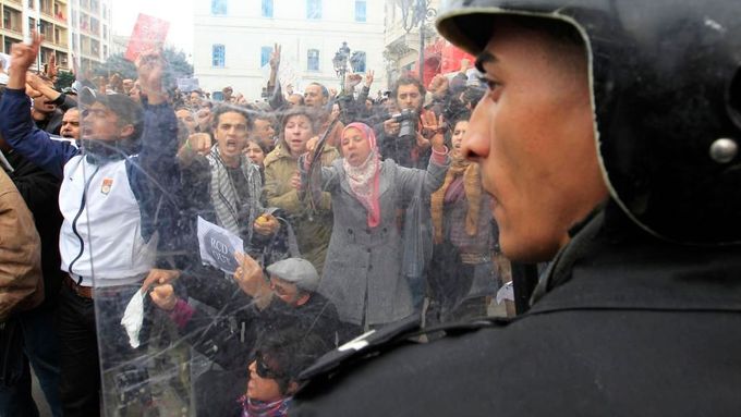Nepokoje v Tunisku už stály život stovku lidí.