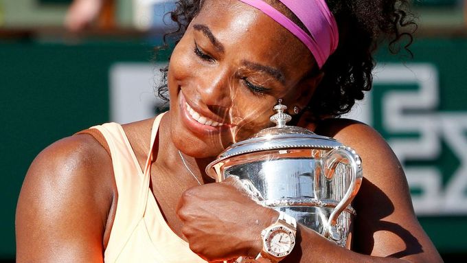 Takto se Serena Williamsová mazlila na Roland Garros s trofejí pro vítězku před třemi lety