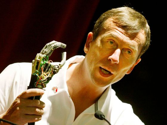 Kevin Warwick (64) Profesor kybernetiky Kevin Warwick