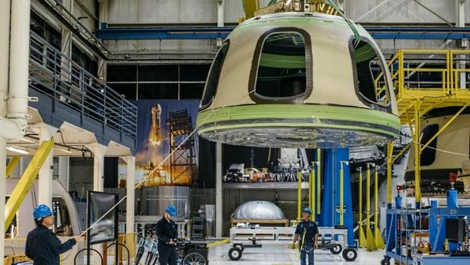 Blue Origin připravuje ve výrobní hale kabinu rakety New Shepard.