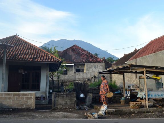 Život pod Agungem se pomalu začíná vracet do normálu. Lidé se vrátili do svých vesnic, farmáři opět chovají dobytek, obchody kolem cest se plní zbožím a děti se