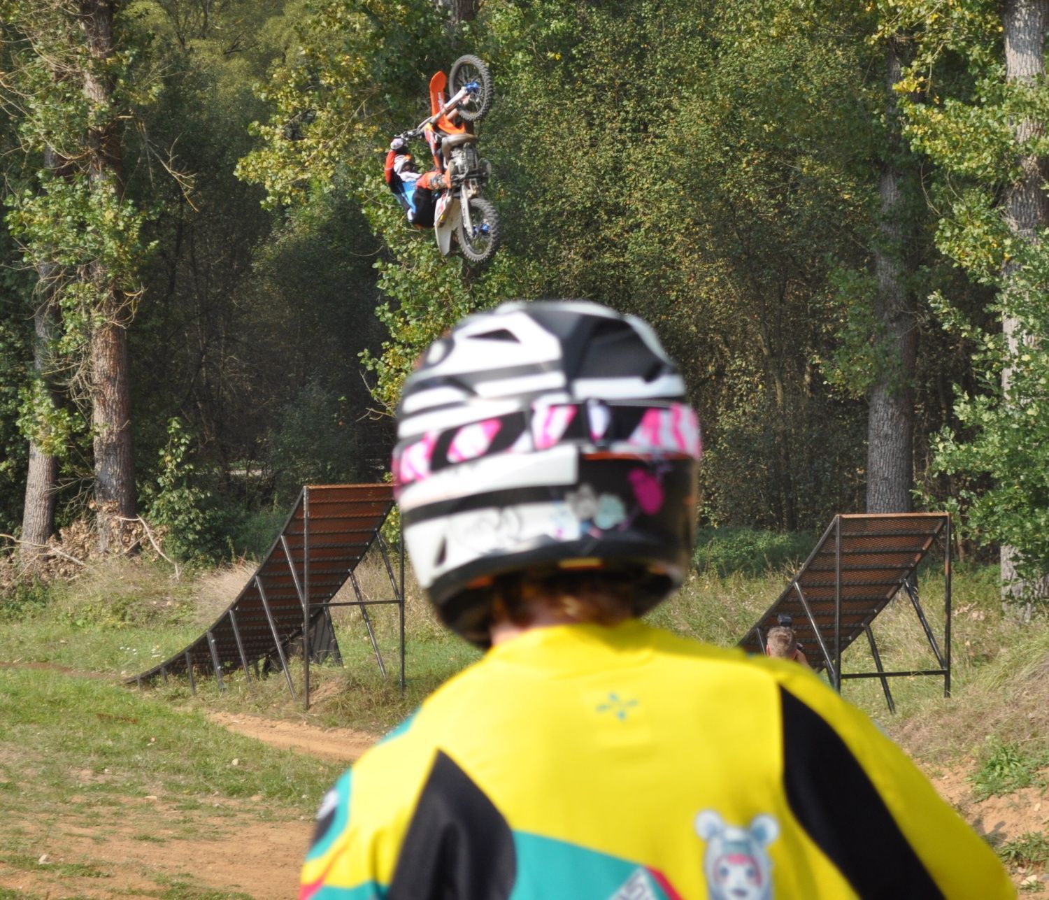 Trénink FMX v Benešově: Martin Koreň (ve vzduchu) a Radek Bílek