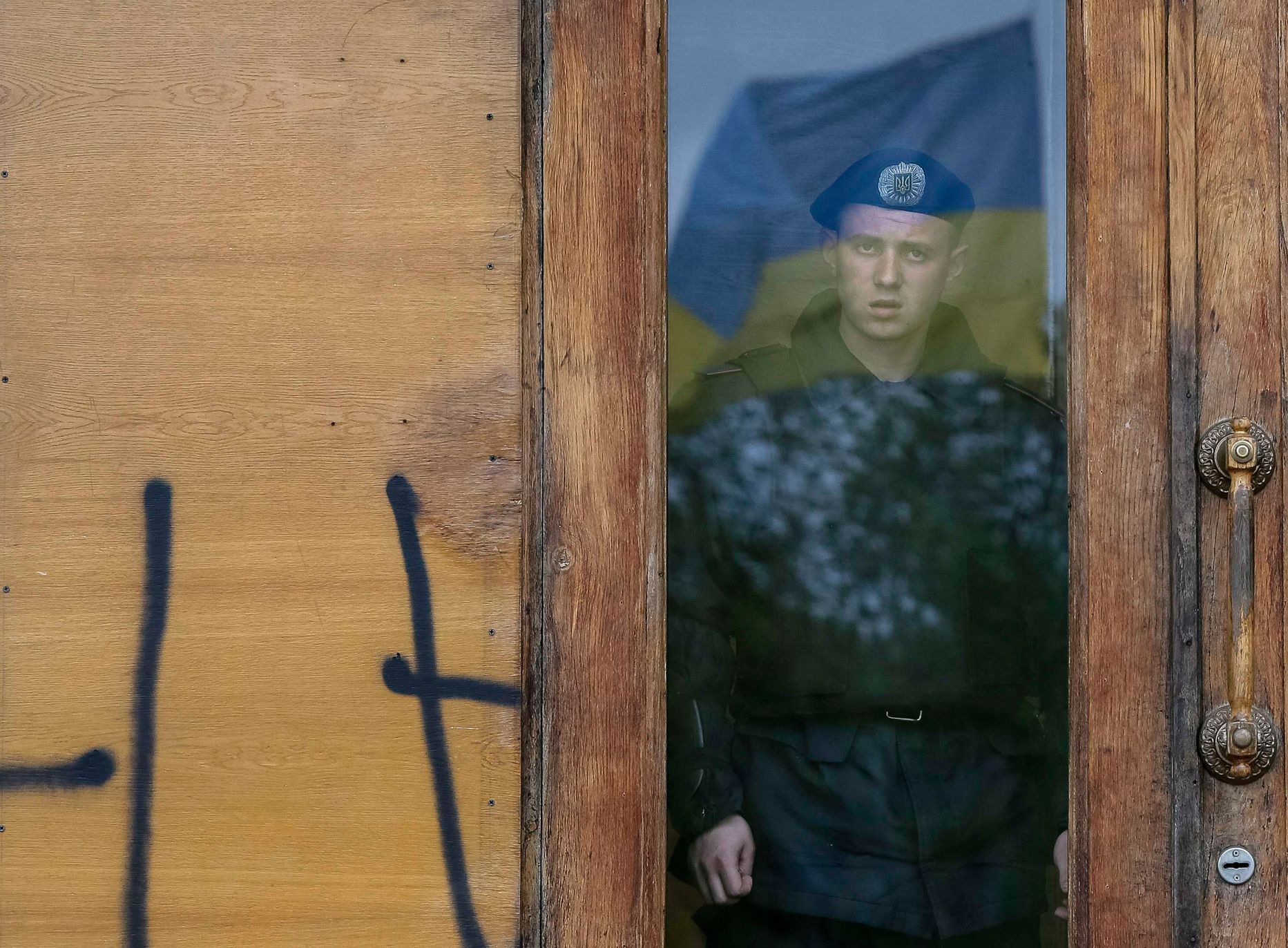 Příslušník jednotek ukrajinského ministerstva vnitra ve Slavjansku.
