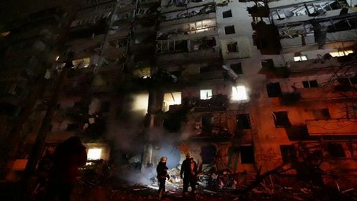 Ukrajina v noci nad Kyjevem sestřelila letadlo. Spadlo a zapálilo obytný dům