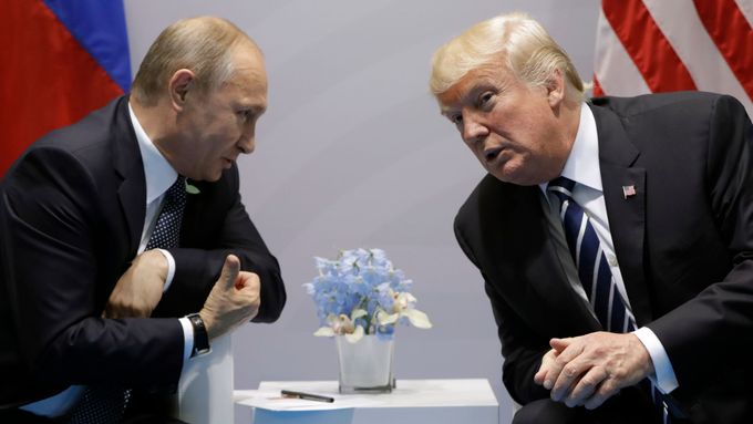 Donald Trump během setkání s ruským prezidentem Vladimirem Putinem ve Vietnamu.