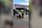 Bělorusko za pomoci stíhačky násilně odklonilo civilní letadlo společnosti Ryanair, aby zatklo člena opozice.
