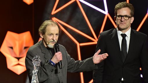 Cenu pro nejlepší dokument dostávají Miroslav Janek (vlevo) a Jan Macola za film Všechno dobře dopadne.