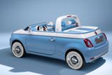 Vůz je nápadný nejen stavbou karoserie, ale i barevným provedením, které kombinuje bledě modrou a bílou barvu.