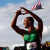 Americký desetibojař Ashton Eaton se raduje z nového světového rekordu, který vytvořil při závodech v americkém Eugene v roce 2012