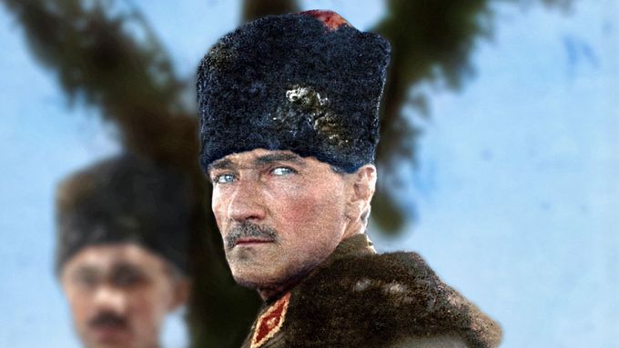 Muž, který změnil Turecko. Atatürk po 85 letech ožívá na kolorovaných fotografiích