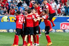 Freiburg uštědřil Bayernu další porážku a blíží se záchraně