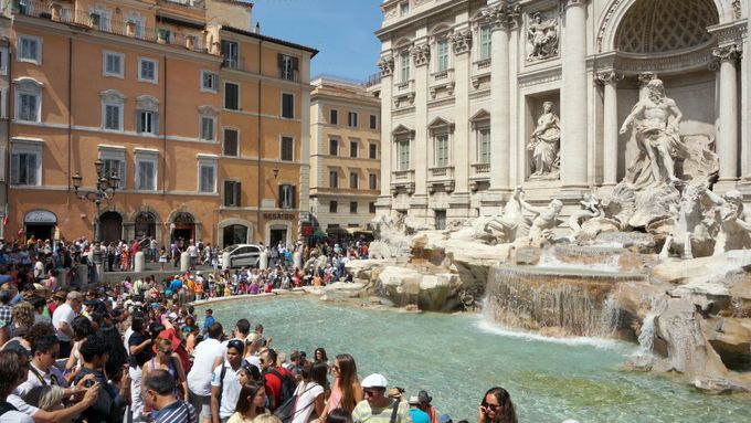 Na snímku jsou turisté před římskou fontánou di Trevi.
